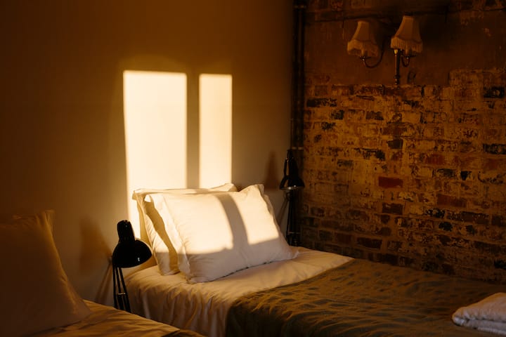 Cowshed twin bedroom (downstairs).