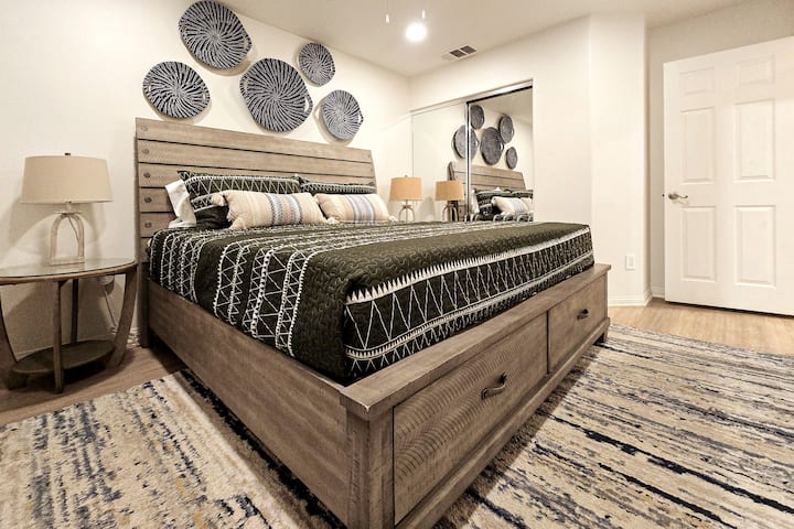 Dhoma e gjumit nr. 7 në katin e dytë ka një krevat dopio "king", ventilator tavani, televizor inteligjent 50 inç dhe dollap. (Për 2 persona)