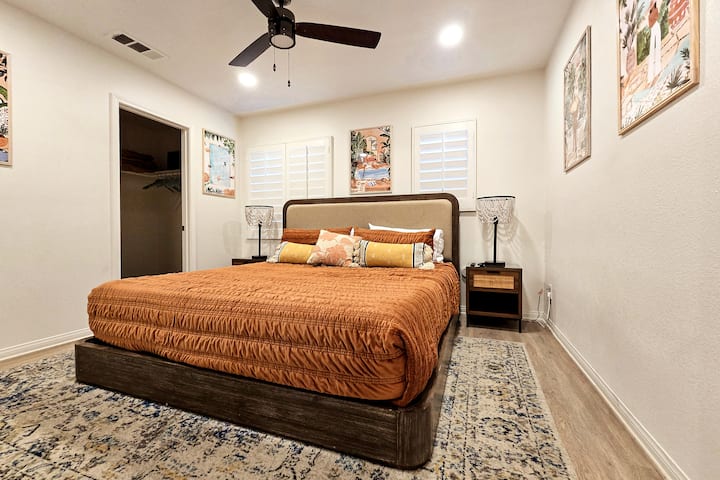 Dhoma e gjumit nr. 6 në katin e dytë ka një krevat dopio "king", ventilator tavani, televizor inteligjent 50 inç dhe dollap me dyer. (Për 2 persona)