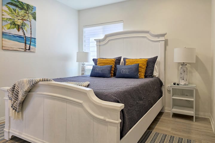 Dhoma e gjumit në katin e dytë #5 ka një krevat dopio "queen", ventilator tavani, televizor inteligjent 50 inç dhe dollap me dyer. (Për 2 persona)