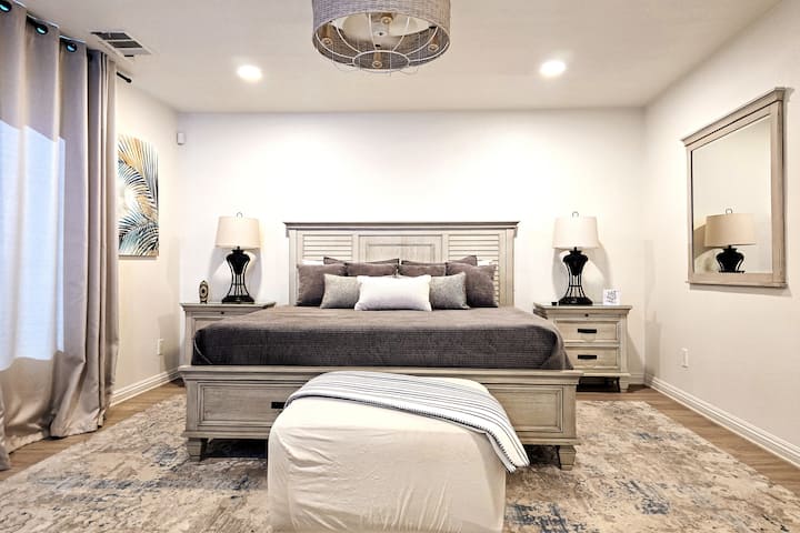 Suita kryesore në katin e dytë ka një krevat dopio "king", televizor inteligjent 75 inç, ventilator tavani, dollap të madh dhe një banjë brenda dhomës me dush pa prag. (Për 2 persona)