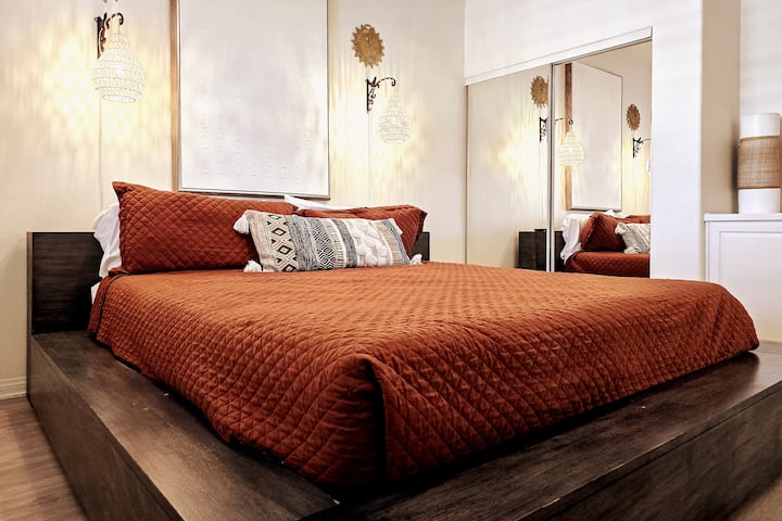 Dhoma e gjumit #1 në katin e parë ka një krevat dopio "king", ventilator tavani, televizor inteligjent, dollap dhe dekor të bukur. (Flenë 2 persona)