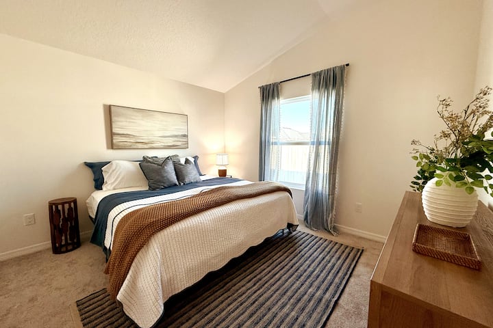 Všestranná druhá spálňa s manželskou posteľou King alebo 2 samostatnými posteľami XL podľa vášho výberu. Veľa úložného priestoru a útulná posteľná bielizeň. ️✨