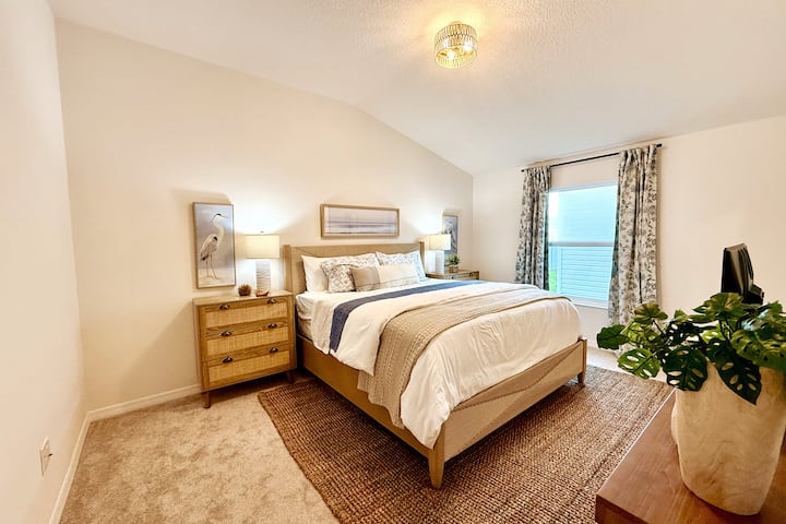 Primárny apartmán – luxusná manželská posteľ King, inteligentný televízor a vlastná kúpeľňa so sprchovacím kútom a držadlami.

Šatník s množstvom vešiakov, uterákov navyše a úložným priestorom.