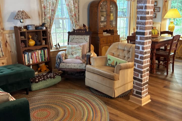 No dudes en tomar un libro o elegir entre una selección de juegos de mesa y rompecabezas para relajarte y pasar el tiempo.