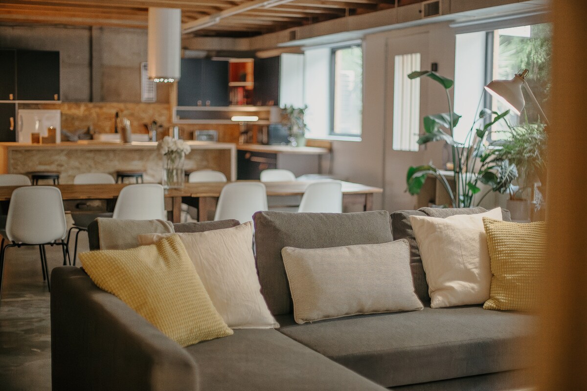 Top Airbnb: Spacious Loft with Jacuzzi and Home Theater in Saint Brieuc