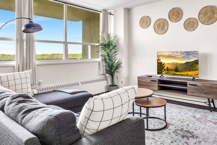 2 Bed Spacious Apt|tv|free Parking|newly Furnished - Toronto