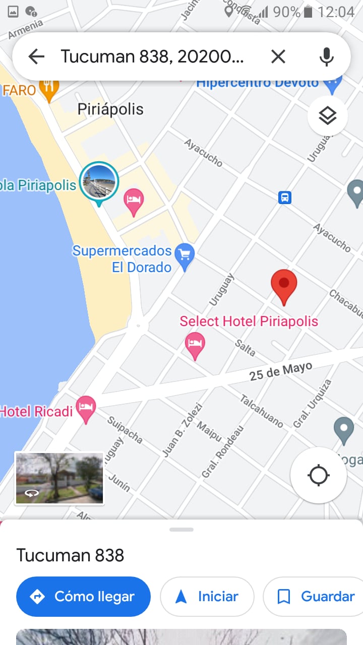 A map view displays the location of the property along with nearby landmarks, including a beach and supermarkets. Streets and block layouts indicate easy pedestrian access to various destinations, with notable points highlighted for convenient navigation.