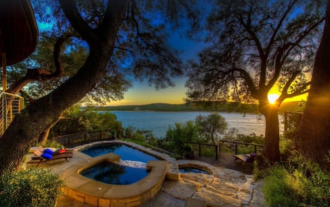 Epic Lake Travis Sunset! Pizza Oven Pool Spa Kayak