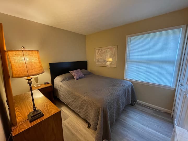 Dhoma e gjumit #3 me krevat dopio "queen"