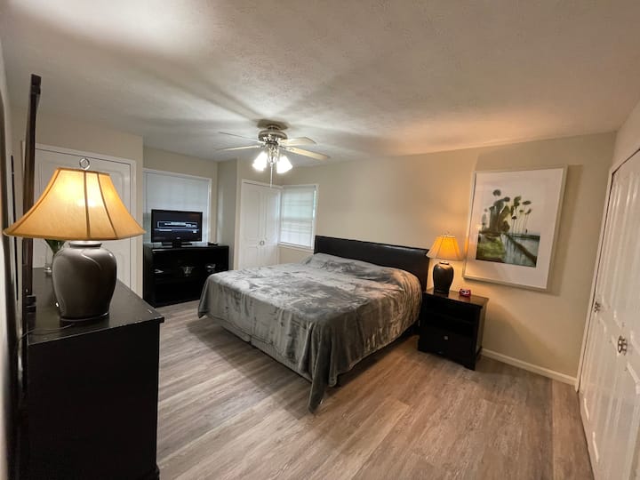 Dhomë gjumi kryesore, krevat dopio "king" me banjë të plotë dhe 3 dollapë