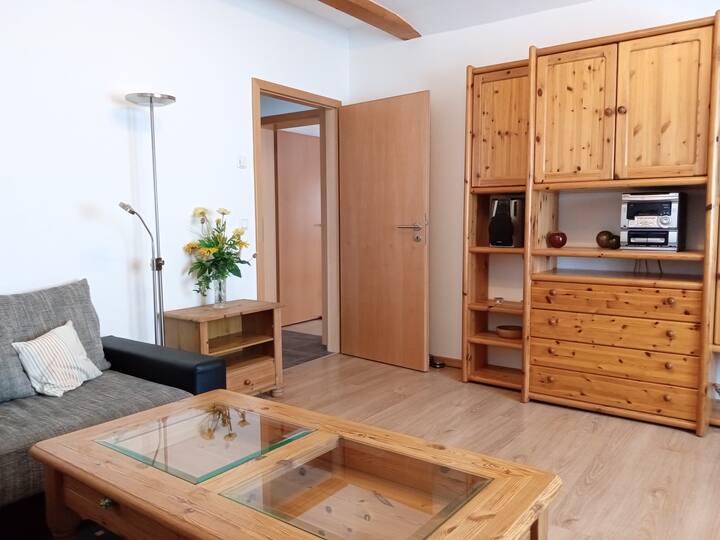 Მისაღები ოთახი - ფინჯნებში სათვალე, თამაშები და კომუნალური მომსახურებებია