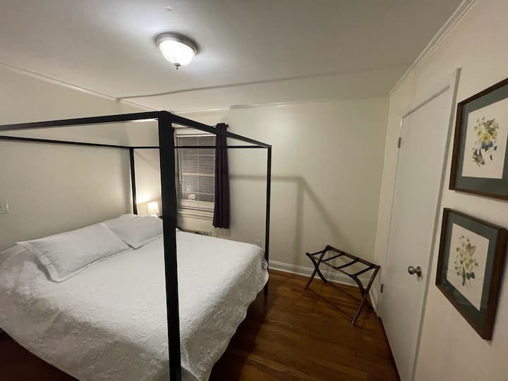 一张标准双人床