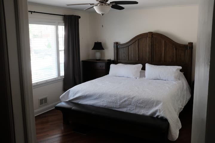 配备特大号幽灵床垫的主卧