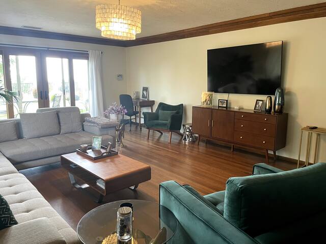 Mid-Century Modern home with Hot Tub and LA views gallery image 2