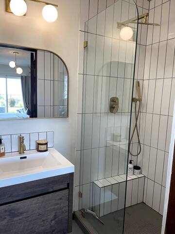 Mid-Century Modern home with Hot Tub and LA views gallery image 4