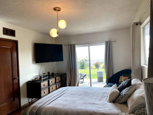 Mid-Century Modern home with Hot Tub and LA views gallery image 3