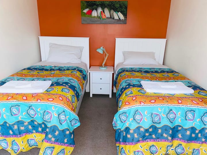 Tercer dormitorio con dos camas individuales.