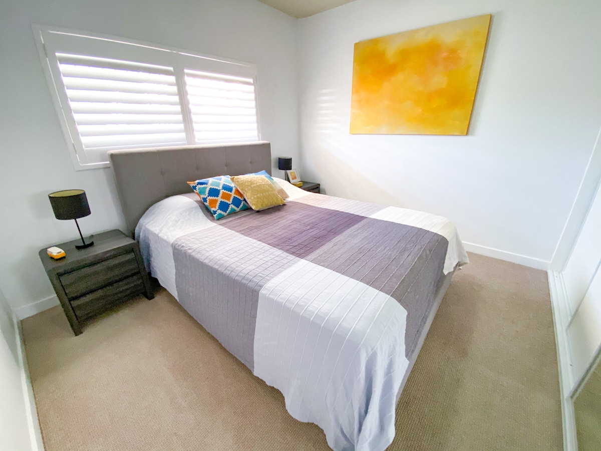 Მთავარი საძინებელი ფართო გარდერობით.