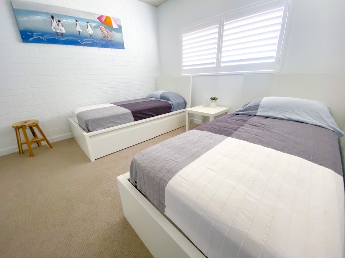 Მეორე საძინებელი ერთადგილიანი საწოლით,  დამატებითი საწოლებით (სძინავს 3) და გარდერობით.