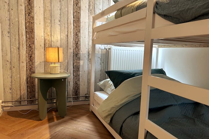 המיטה הקומתית מציעה שני מקומות שינה מרווחים (90x200 ס"מ), אווירה נעימה ואורות לילה לשני האורחים. 