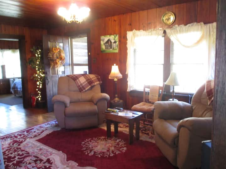 Gorgeous cabin! Near I-77, antiques, great reviews