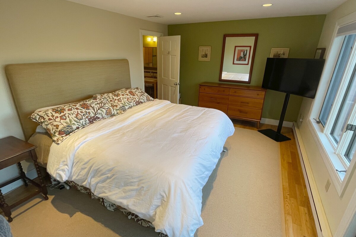 Disfruta de las vistas desde la comodidad de una cama tamaño king en el dormitorio principal. 