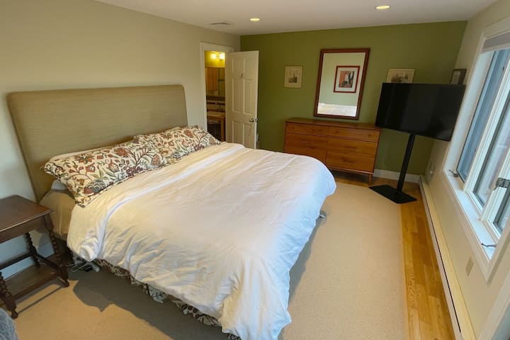 Disfruta de las vistas desde la comodidad de una cama tamaño king en el dormitorio principal. 