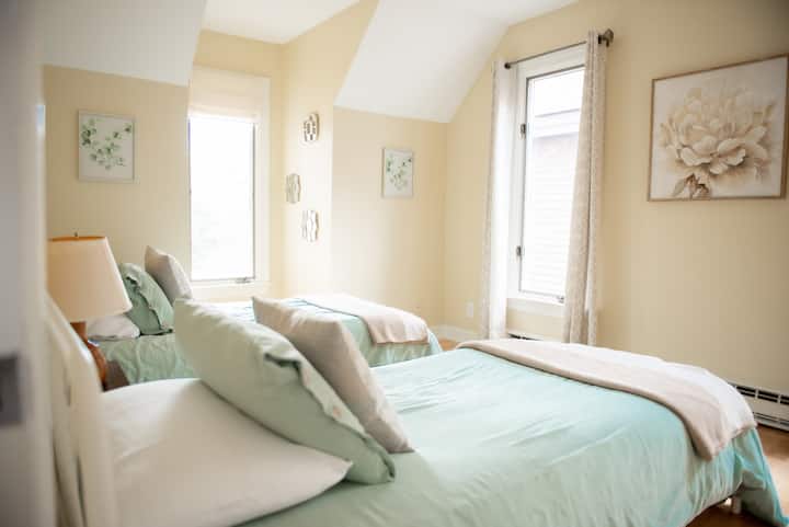 ห้องเตียงแฝดชั้นบน 2 ห้อง