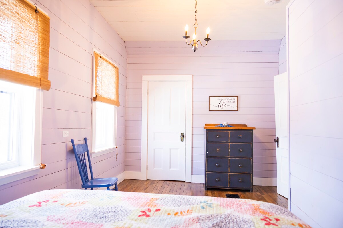 ผนังไม้สนดั้งเดิมพื้นไม้เนื้อแข็งและบรรยากาศมหาสมุทรที่สดใสในห้องนอนหลัก