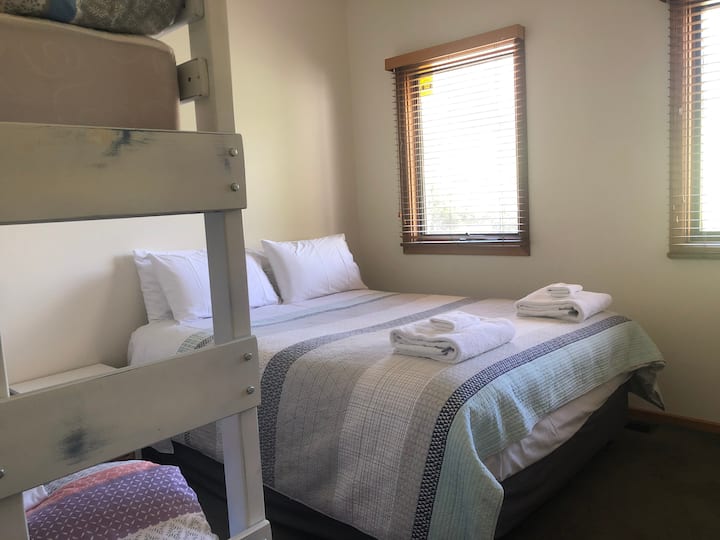 卧室2配有一套双层床和一张标准双人床