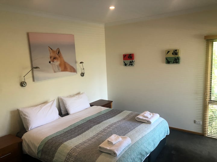 主卧1张加大双人床