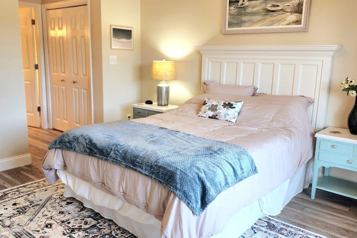 Dhoma e gjumit 1 me krevat dopio "queen", hyrje në verandë dhe banjë private.