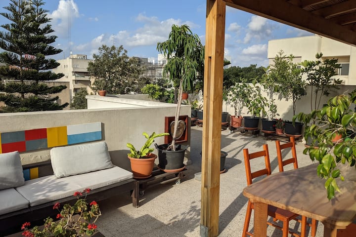 Charming rooftop studio in downtown Herzliya