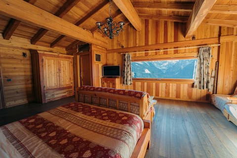 Luxurious cabin with a view (wooden deck)