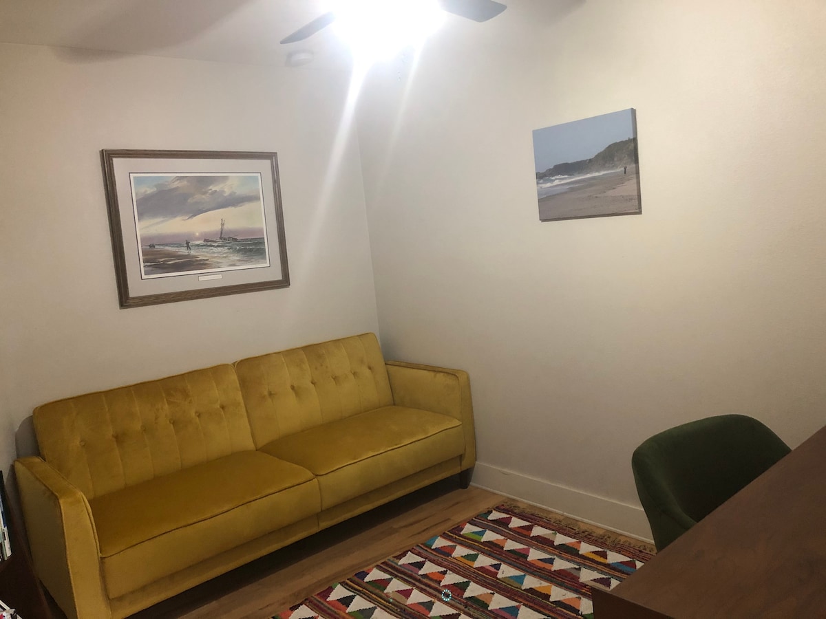 მე-4 საძინებელი (ოფისი) ყვითელი ტახტით, რომელიც იკეცება საწოლის დასამზადებლად