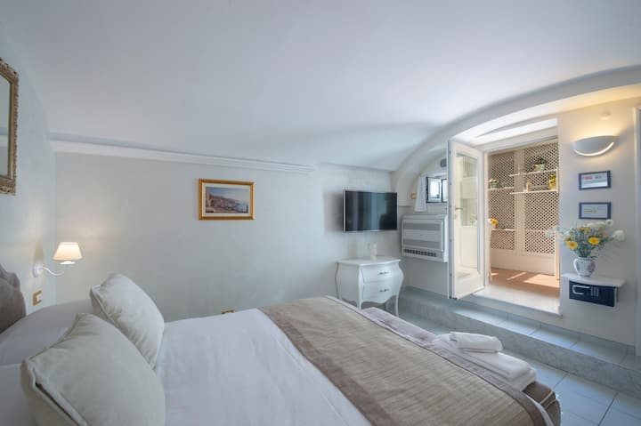 سرير بمقاس كينج، خزنة، ميني بار، ماكينة صنع القهوة، مكواة وطاولة كي الملابس