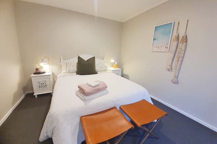 חדר שינה 2 מיטת קווין סייז. מזרן חדש 2026