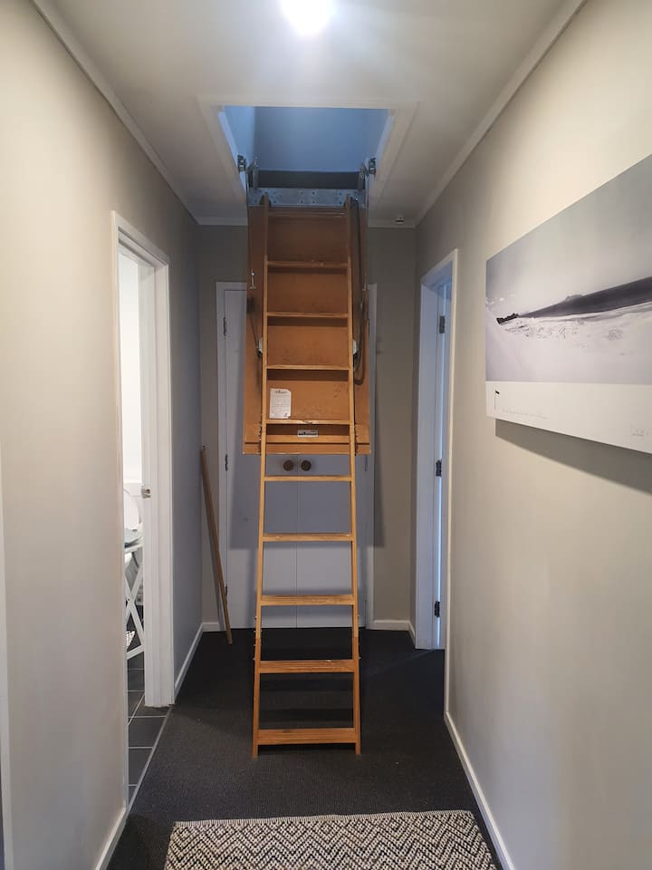 גישה למדרגות לופט, מתאימה לילדים מעל גיל 5, מתאימה, למבוגרים ניידים. יש 4 מיטות יחיד בלופט, מרווח מאוד עם הרבה מקום.