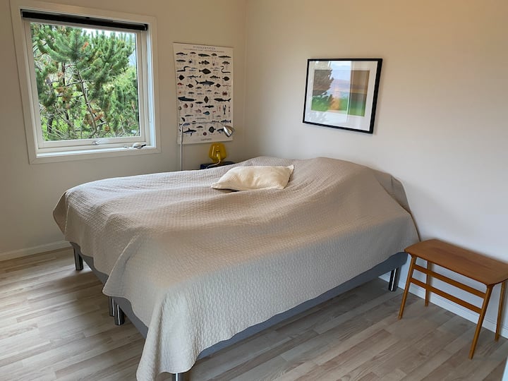 غرفة النوم رقم 2 في الطابق الأرضي: سرير 180 سم.

غرفة النوم الثانية في الطابق الأول: سرير 180 سم.