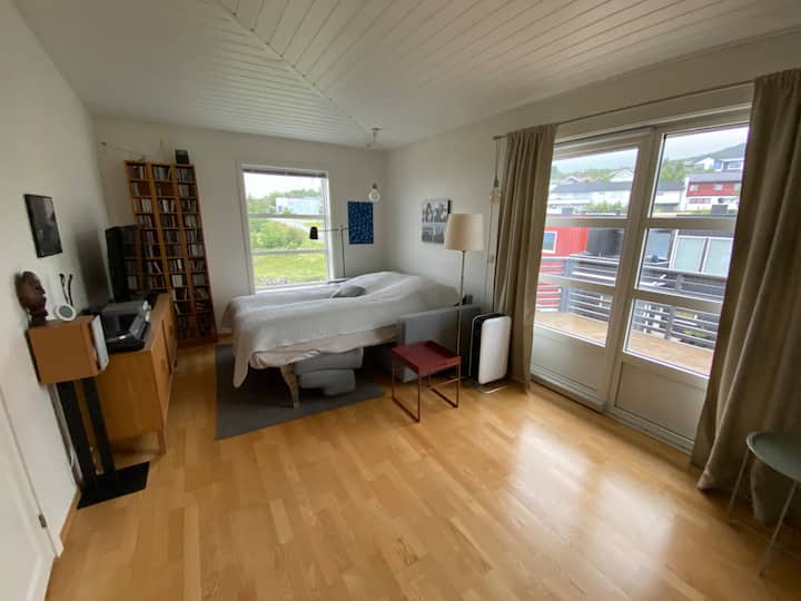 غرفة النوم رقم 4 في الطابق الثاني. يبلغ عرض السرير 180 سم.
يوجد مرحاض بجوار غرفة النوم هذه.

تقع غرفة النوم رقم أربعة في الطابق 2: سرير 180 سم. يوجد مرحاض إضافي مجاور لغرفة النوم هذه.

