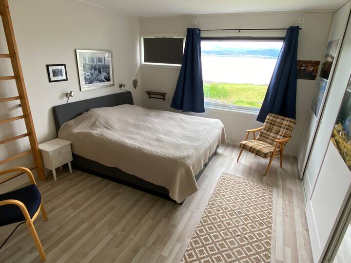 غرفة النوم رقم 1 في الطابق الأرضي: سرير 180 سم.

غرفة النوم رقم واحد في الطابق الأول: سرير 180 سم.