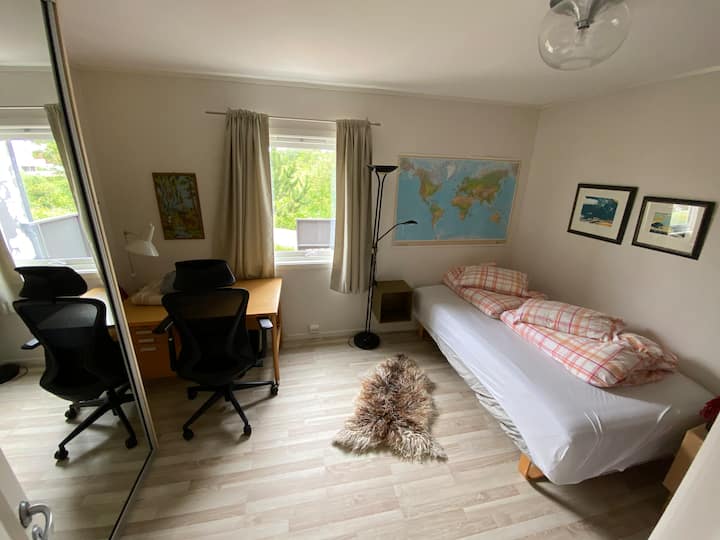 غرفة النوم رقم 3 في الطابق الأرضي: سرير 120 سم.

غرفة النوم رقم ثلاثة في الطابق الأول: سرير 120 سم.