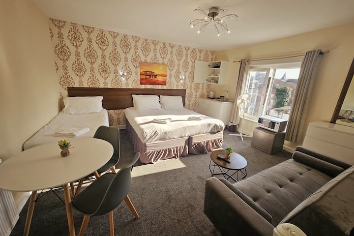2nd-floor Studio Flat Sleeps 4 |Free Parking - Southsea