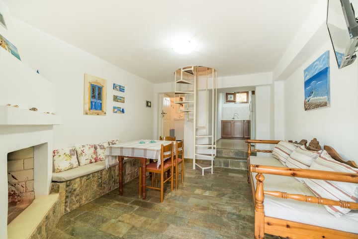 בקומת הקרקע: טרקלין,מטבח וחדר רחצה מותקנים.
בקומת הקרקע נמצאים הסלון , המטבח והשירותים.
