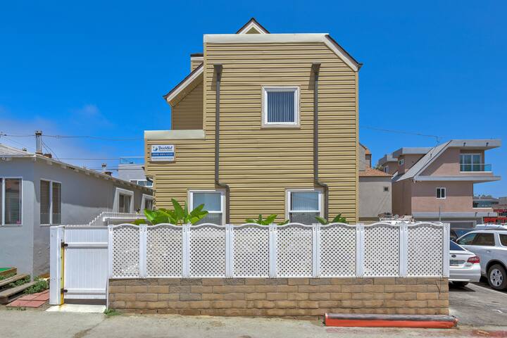 Spacious Home – Steps to the Beach