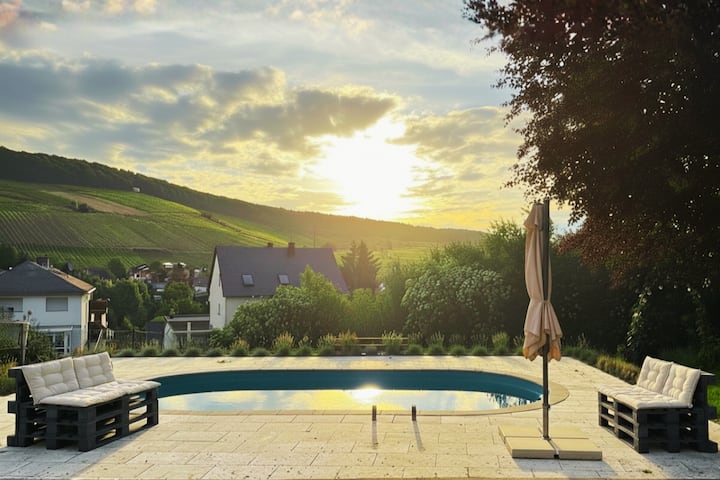 Romantic getaway with pool & panoramic vineyards