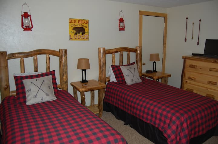 Guest Bedroom w/two Twin Beds