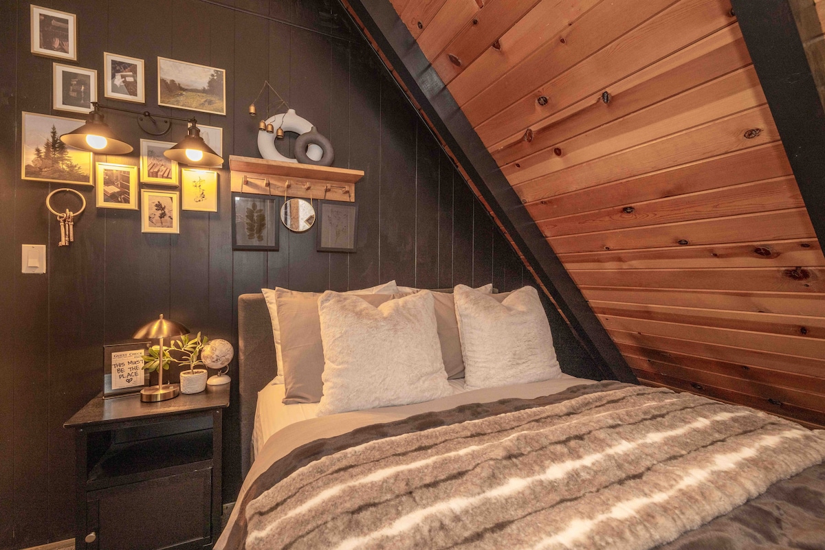 EL BOSQUE ESCAPE: ¡Visto en revistas y sesiones de fotos comerciales! ¡Spa de lujo! ¡Recién remodelado! ¡A cinco minutos a pie del centro de la ciudad y el lago! ¡A cinco minutos en coche de esquiar en Snow Summit Ski Resort!