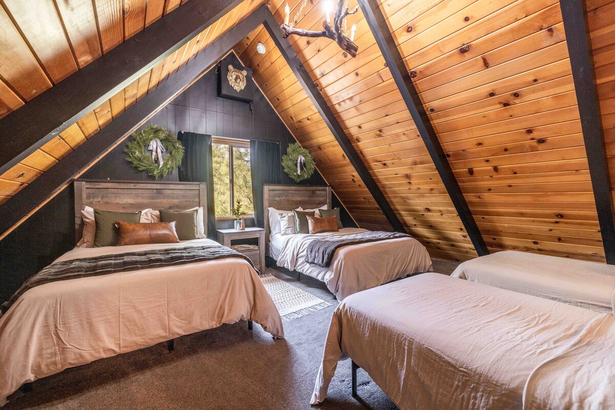 EL BOSQUE ESCAPE: ¡Visto en revistas y sesiones de fotos comerciales! ¡Spa de lujo! ¡Recién remodelado! ¡A cinco minutos a pie del centro de la ciudad y el lago! ¡A cinco minutos en coche de esquiar en Snow Summit Ski Resort!